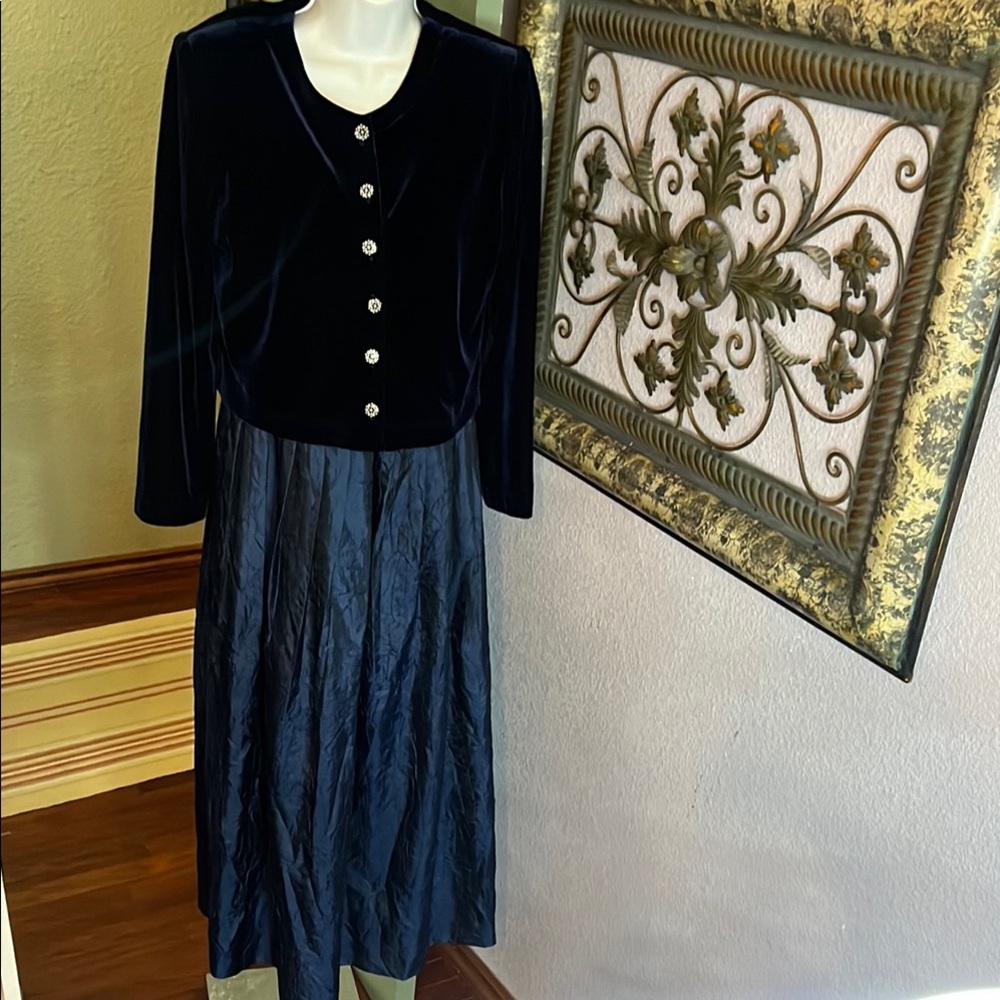 VTG Jessica Howard Elegant Black Velvet Dress/ Jacket  Button Details Sz 10P